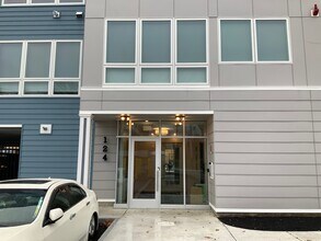 University Square South in Salem, MA - Foto de edificio - Building Photo