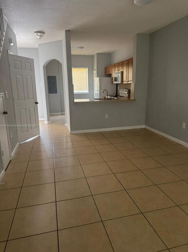 8811 S Isles Cir in Tamarac, FL - Building Photo - Building Photo