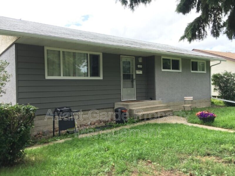 16419-16105 105 Ave NW in Edmonton, AB - Building Photo