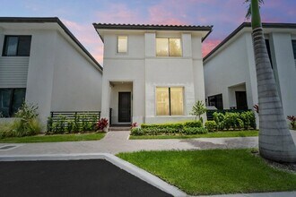 8173 NW 42nd St in Doral, FL - Building Photo - Building Photo