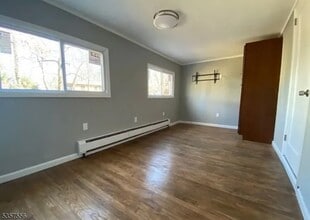 303 Knox Way in Hopatcong, NJ - Building Photo - Building Photo