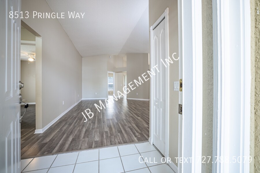 8513 Pringle Way in Tampa, FL - Building Photo