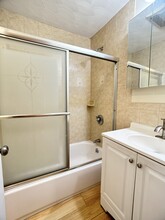 1096 Cambridge St, Unit 1 in Cambridge, MA - Foto de edificio - Building Photo