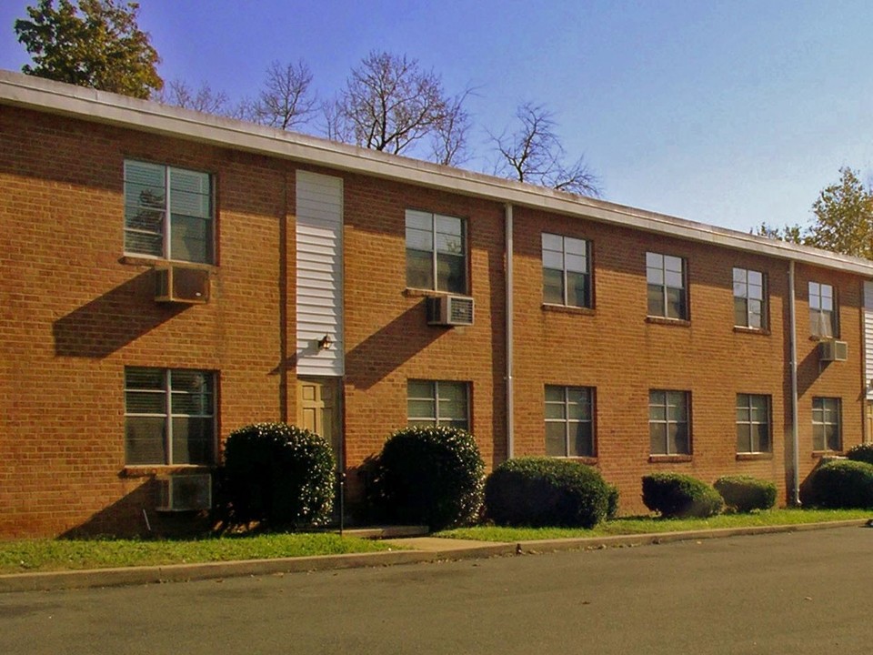 Virnita Court in Charlottesville, VA - Building Photo