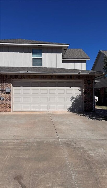 2201 Buena Vida Ln in Edmond, OK - Foto de edificio