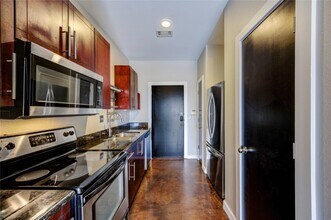 2205 McKinney St in Houston, TX - Building Photo - Building Photo