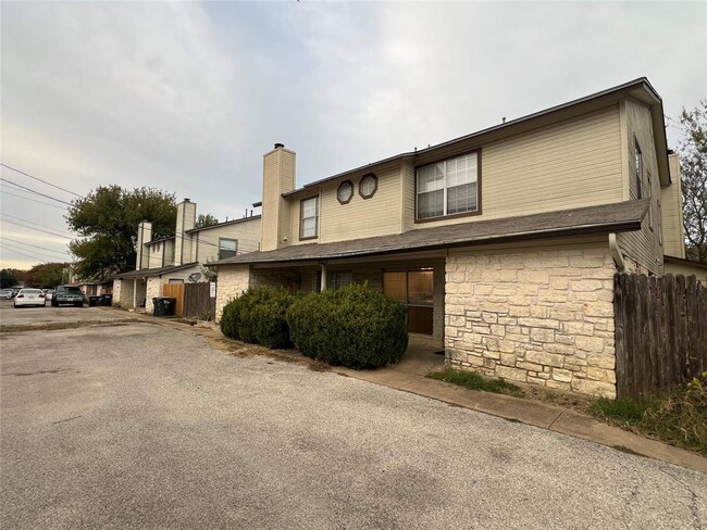 2213 Creekside Ln in Georgetown, TX - Foto de edificio - Building Photo