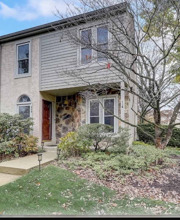 909 Winchester Ct in West Chester, PA - Building Photo