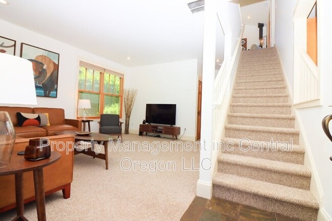 577 W Jefferson Ave in Sisters, OR - Building Photo - Building Photo