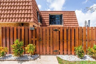 3410 Spanish Wells Dr, Unit 54-D in Delray Beach, FL - Building Photo