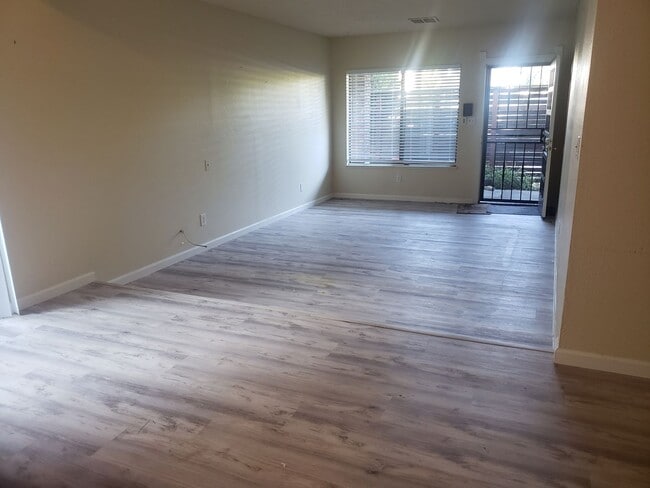 Olympic, Unit 5402 in Sacramento, CA - Foto de edificio - Building Photo