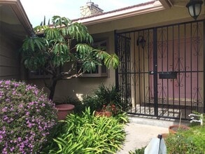 23439 Clarendon St in Los Angeles, CA - Building Photo - Building Photo