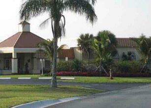 8775 20th St in Vero Beach, FL - Foto de edificio - Building Photo