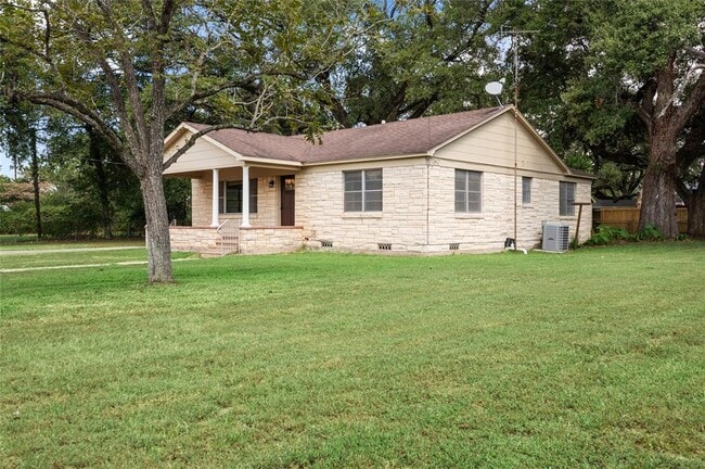 940 Hardeman St in Sealy, TX - Building Photo - Building Photo