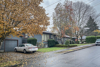 2342 SE 70th Ave in Portland, OR - Building Photo - Building Photo