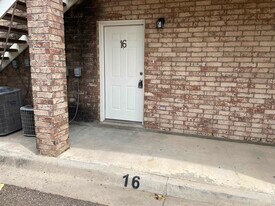 511 Shiloh Dr in Laredo, TX - Building Photo