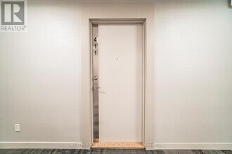 128 Fairview Mall Dr in Toronto, ON - Building Photo - Building Photo