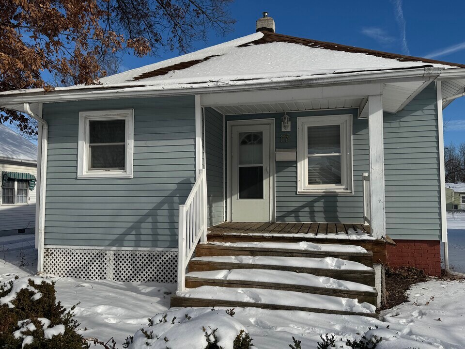 17 S Crawford St in Danville, IL - Building Photo