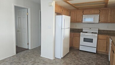 21412 Corwin St-Unit -Apt A in California City, CA - Building Photo - Building Photo
