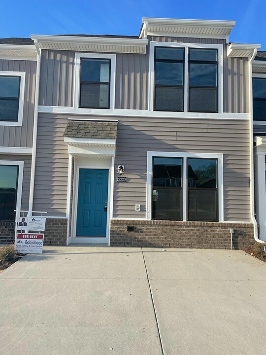 12220 Lightning Bug Lp in Midlothian, VA - Building Photo
