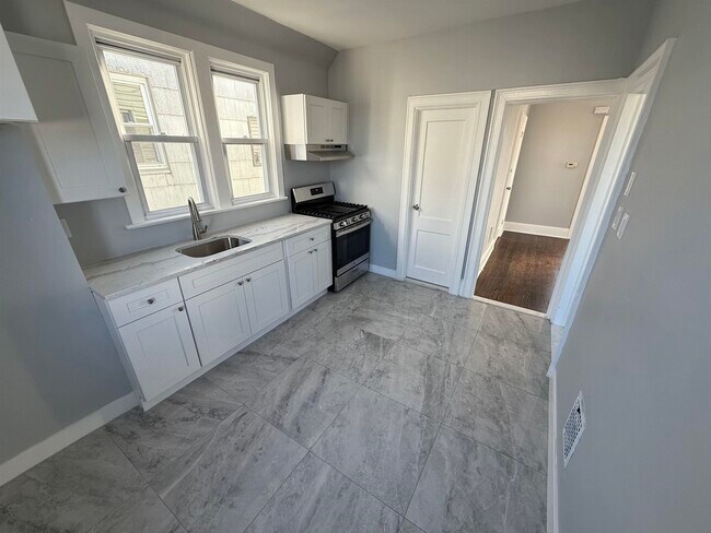 308 Pearsall Ave in Jersey City, NJ - Building Photo - Building Photo