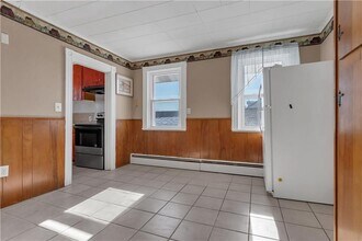 1070 Main St in West Warwick, RI - Foto de edificio - Building Photo