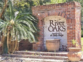 1045 Claire Dr in Slidell, LA - Foto de edificio - Building Photo