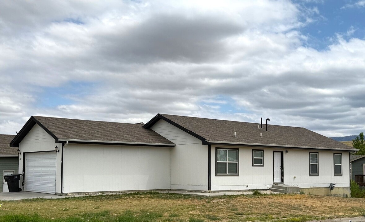 2611 Lynn Ln in Casper, WY - Building Photo