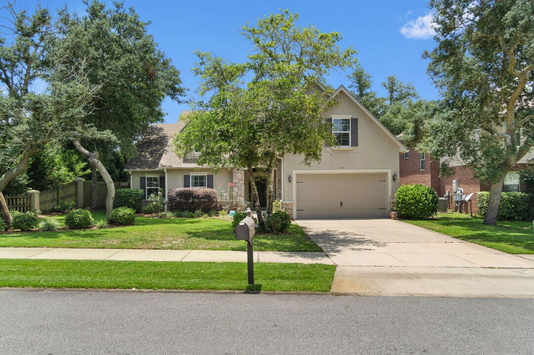 202 Rigdon Ct NW in Fort Walton Beach, FL - Building Photo