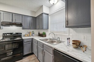 Piccadilly Apartments in Goodlettsville, TN - Building Photo