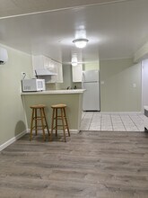 440 Lockwood Dr in Shirley, NY - Foto de edificio - Building Photo