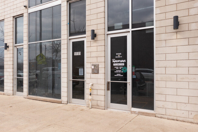 1111 N Western Ave in Chicago, IL - Foto de edificio - Building Photo