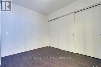 1 Bloor St E in Toronto, ON - Building Photo - Building Photo