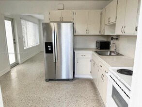 9301 SW 37th St in Miami, FL - Building Photo - Building Photo