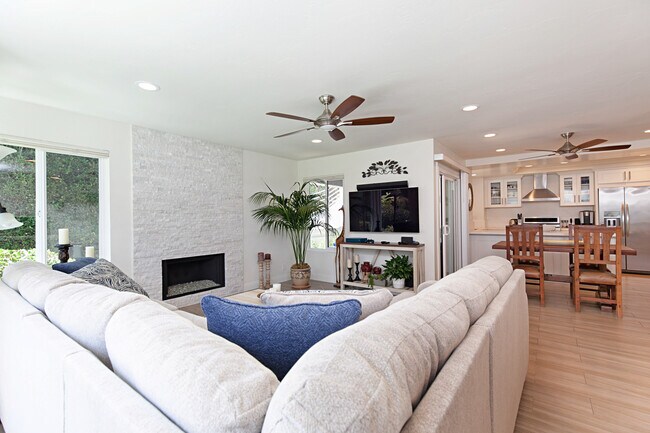 544 Via De La Valle, Unit B in Solana Beach, CA - Building Photo - Building Photo