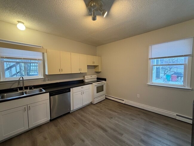 137 Midland St in Lowell, MA - Building Photo - Building Photo