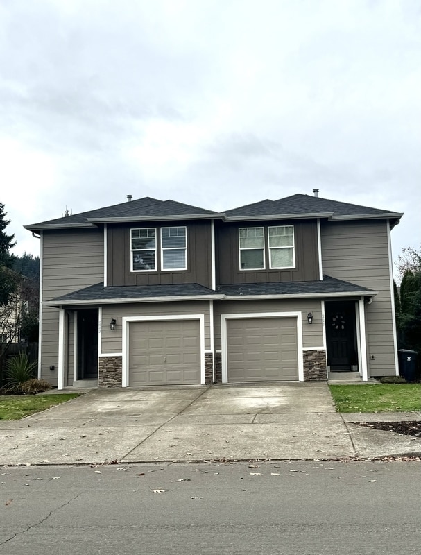 223 Pioneer Dr in Silverton, OR - Building Photo - Building Photo