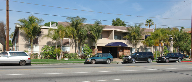 7749 Reseda Boulevard in Reseda, CA - Foto de edificio - Building Photo