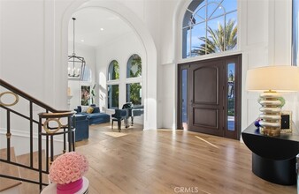 5 Windemere Ct in Newport Beach, CA - Foto de edificio - Building Photo