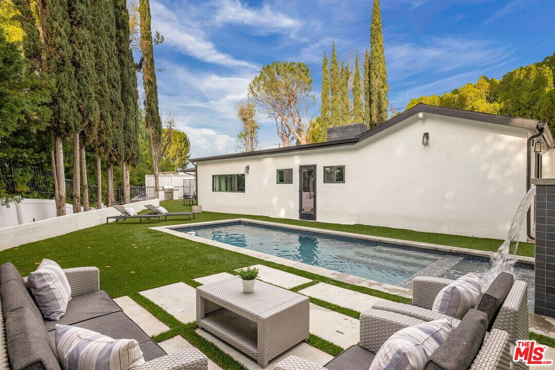 16733 Oak View Dr in Los Angeles, CA - Building Photo