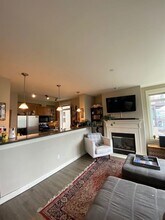 3217 Eastlake Ave E, Unit 306 in Seattle, WA - Building Photo - Building Photo