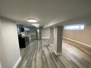 740 Collins Bay Rd in Kingston, ON - Building Photo - Building Photo