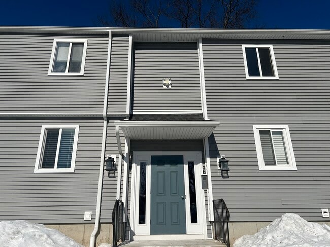 108 Seaside Ave, Unit H in Milford, CT - Foto de edificio - Building Photo