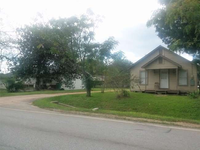 310-312 E Powell St in Willis, TX - Building Photo - Primary Photo