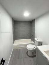 888 NE 132nd St in North Miami, FL - Foto de edificio - Building Photo