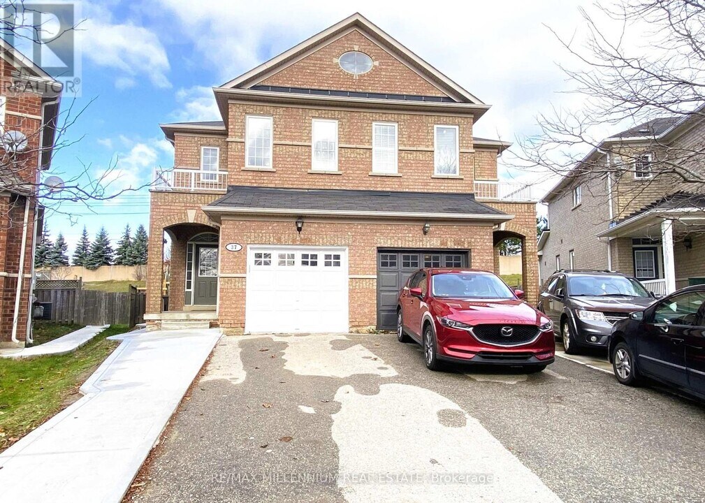 37 Seahorse Ave in Brampton, ON - Building Photo