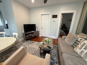 37 Hinckley St, Unit 1 in Somerville, MA - Building Photo - Building Photo
