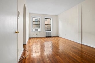 821 Bergen Ave in Jersey City, NJ - Foto de edificio - Building Photo