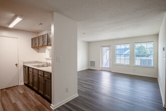 Salem Run Apartments in Fredericksburg, VA - Building Photo - Interior Photo