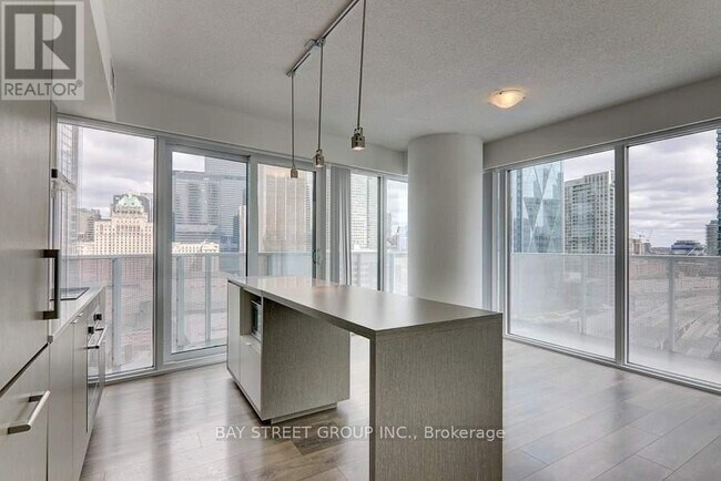 88-2088 Harbour St in Toronto, ON - Building Photo - Building Photo